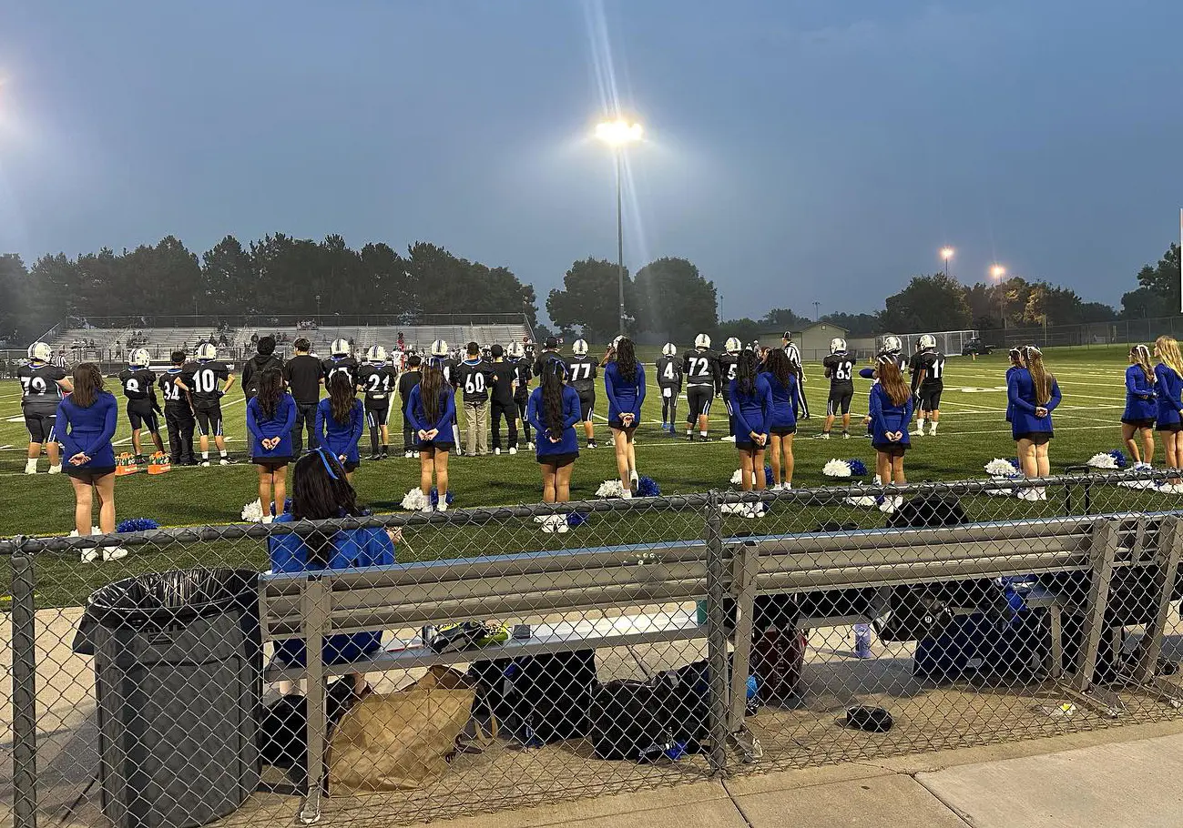 Americanfootballspelers en pom-pom girls onder de schijnwerpers