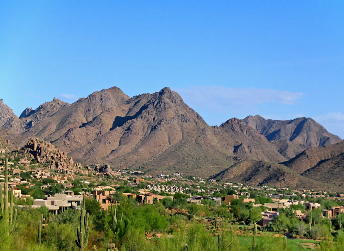 Landschap in Arizona: bergen en cactussen in de zon