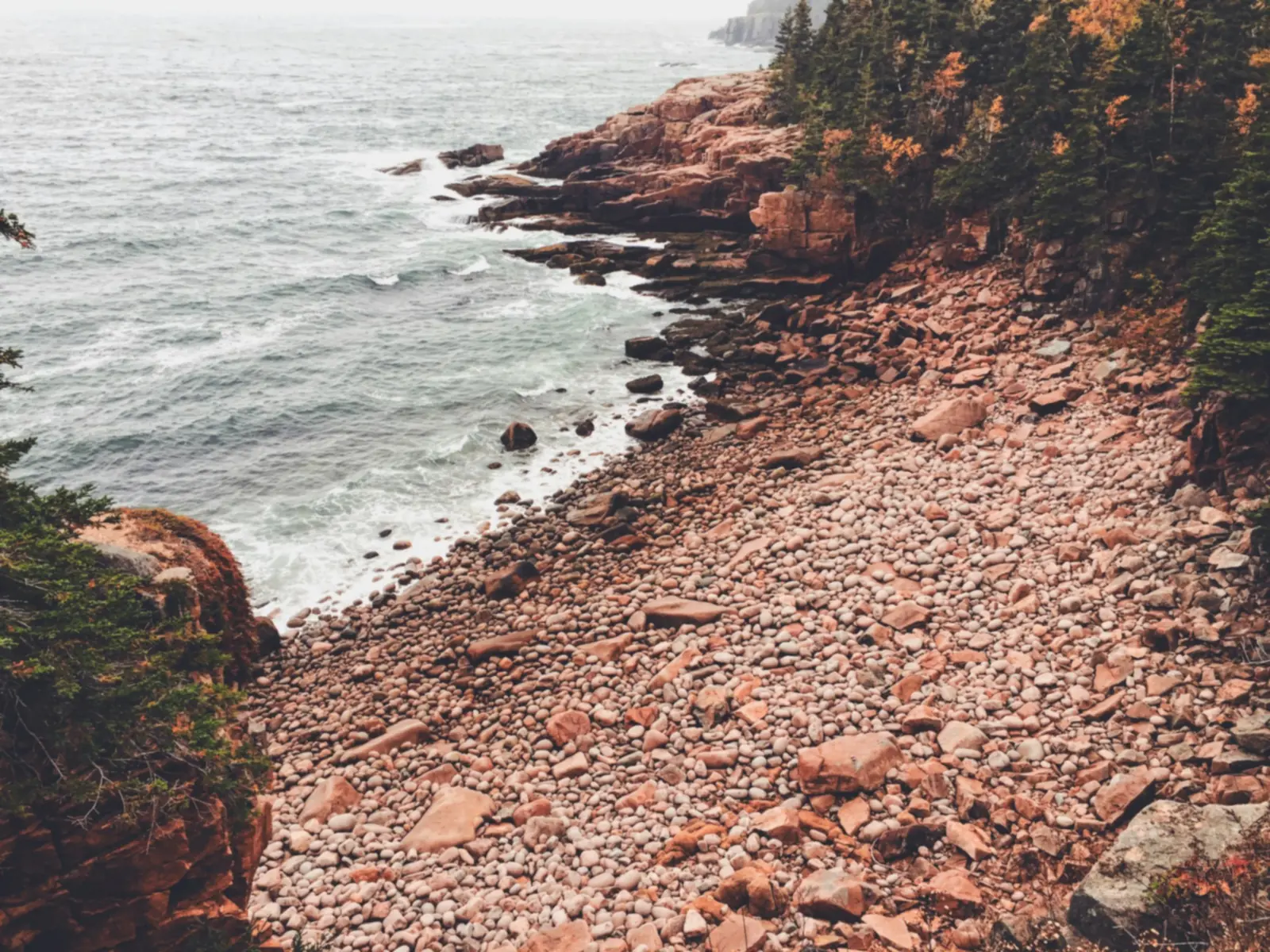 Rotsachtige kust van het Acadia National Park, Maine — Camden Hills