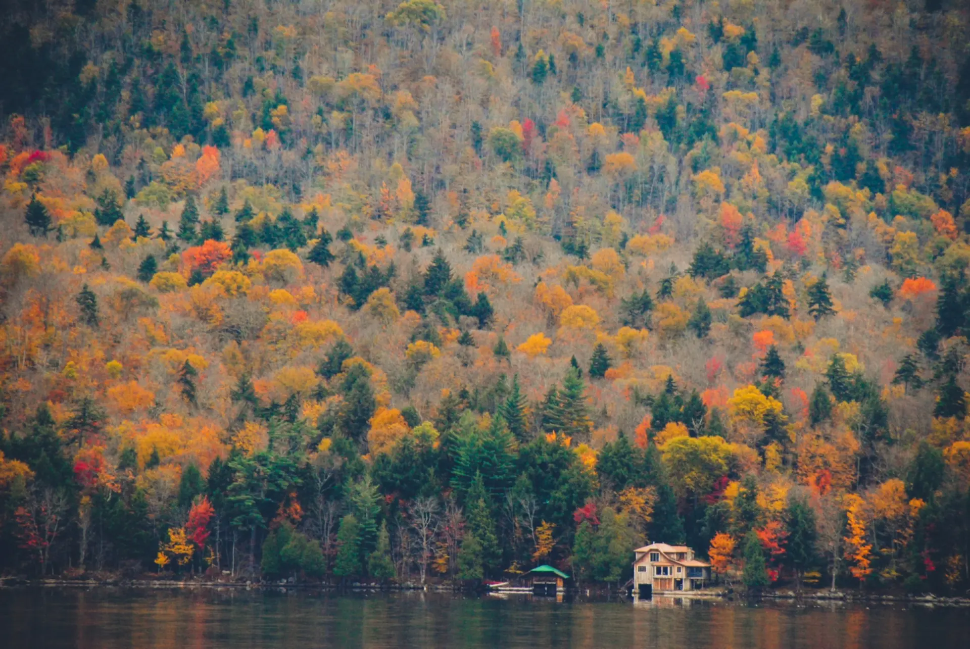 Meer en bos in herfstkleuren, Adirondacks, staat New York — Niskayuna