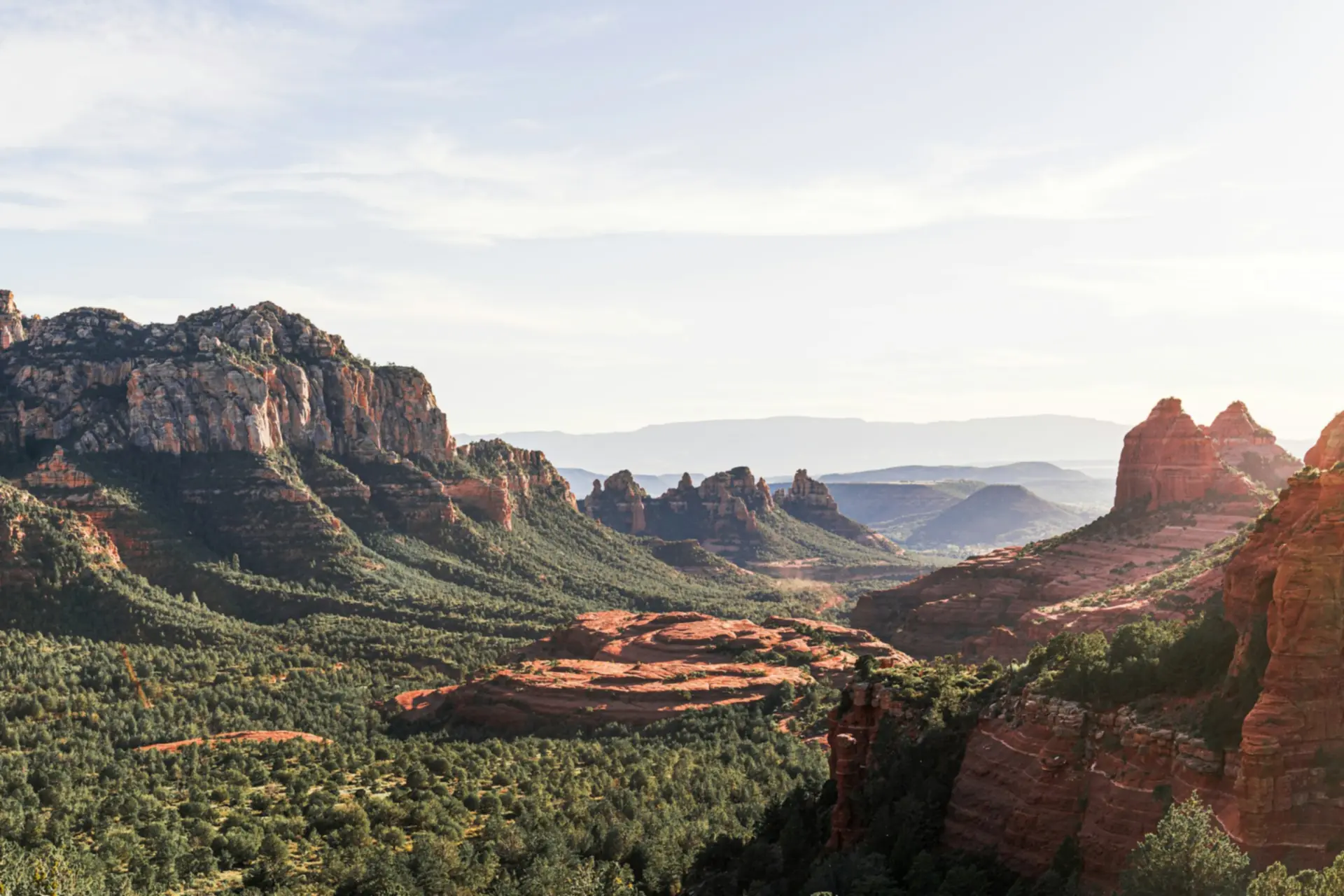 Vallei met rode rotsen en dennen, gezien vanaf Schnebly Hill Road, Sedona, Arizona — Cave Creek
