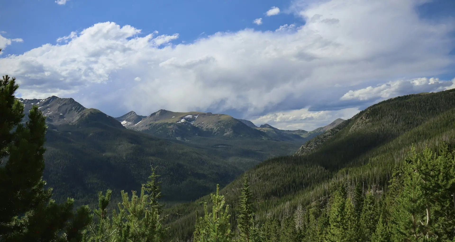 Beboste vallei en toppen van de Rocky Mountains, Rocky Mountain National Park, Colorado — Jeffco