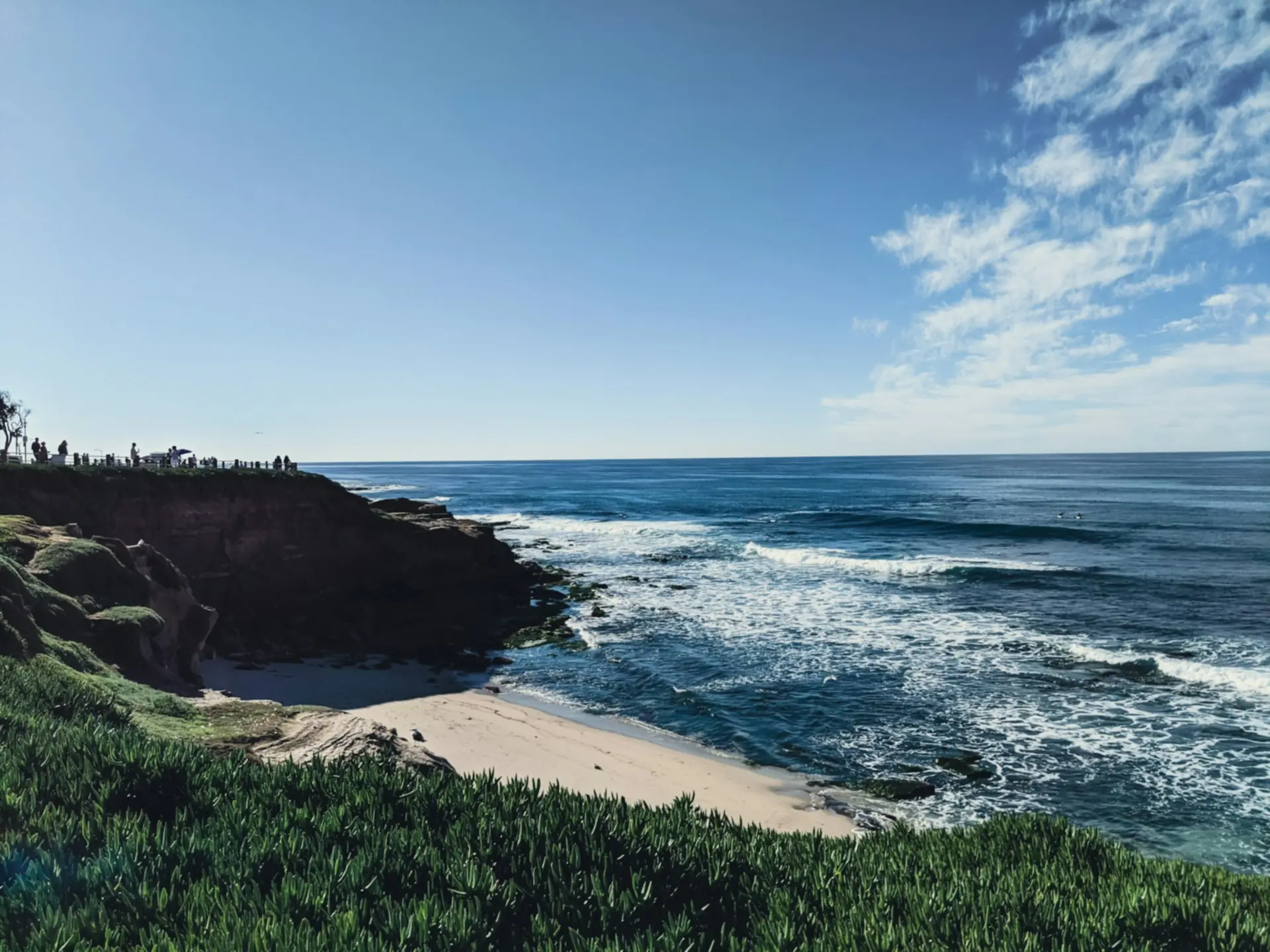 De kust van La Jolla, bij San Diego in Californië, met kliffen, een klein strand en golven van de Stille Oceaan. — Chaffey