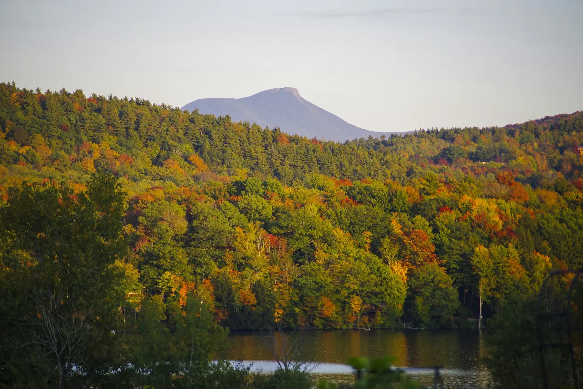 Meer en herfstbos in New England, Vermont — Montpelier
