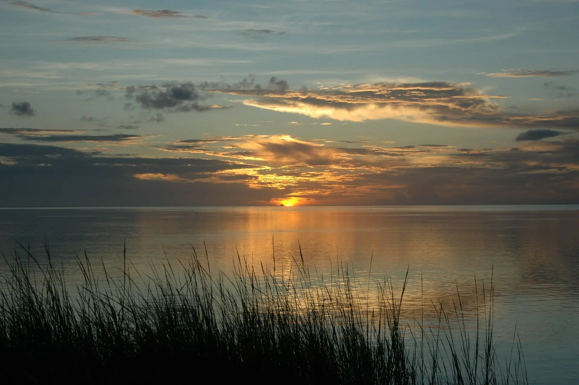 Zonsondergang boven het water van de Outer Banks, Noord-Carolina — Charlotte-Mecklenburg