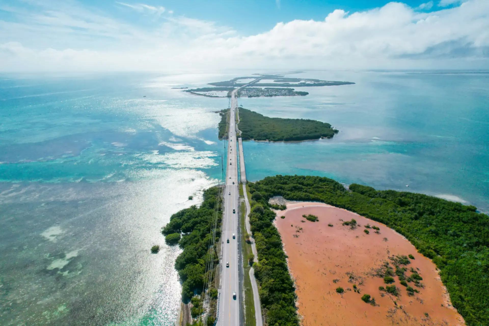 Luchtfoto van de Overseas Highway bij Big Pine Key, Florida Keys — International School of Broward