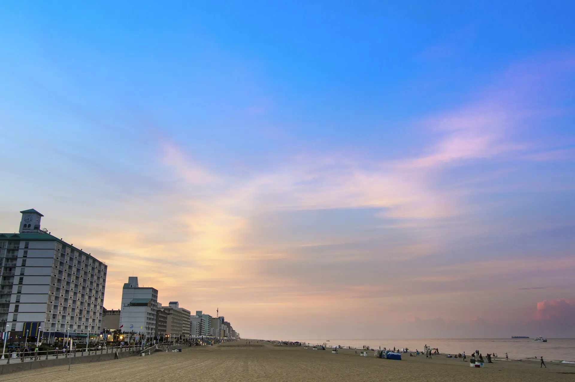 Strand en boulevard van Virginia Beach bij schemering, Virginia — Virginia Beach