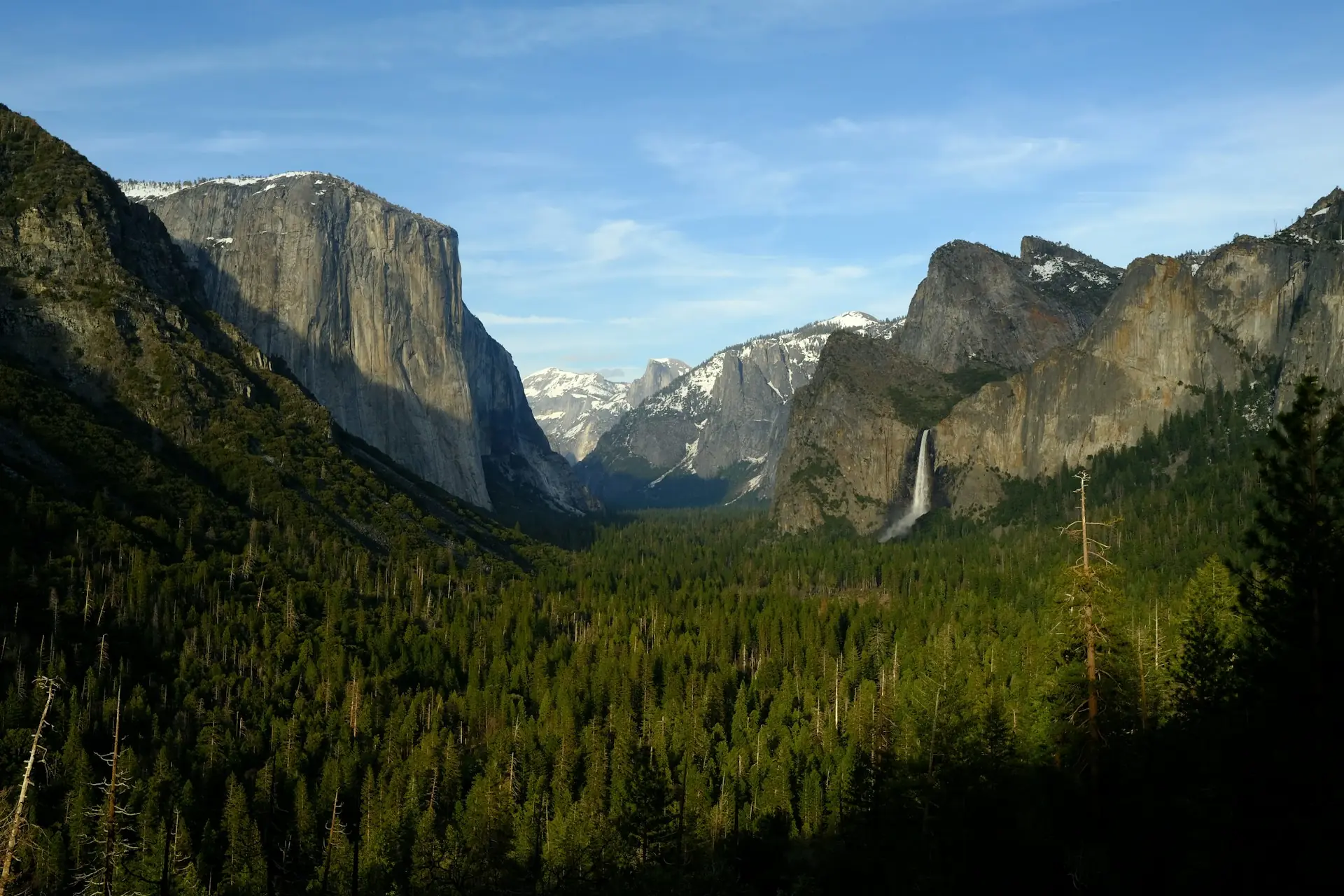 De Yosemite Valley in Californië, met El Capitan en een waterval te midden van naaldbossen. — Chino Valley