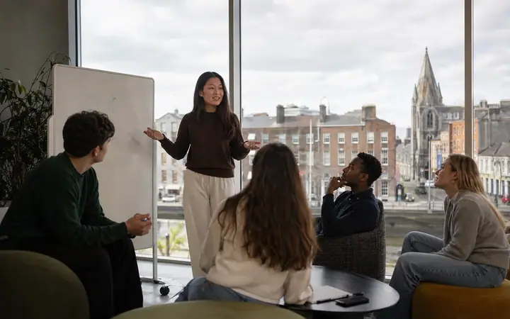Sessione di comunicazione e leadership tra studenti in Irlanda