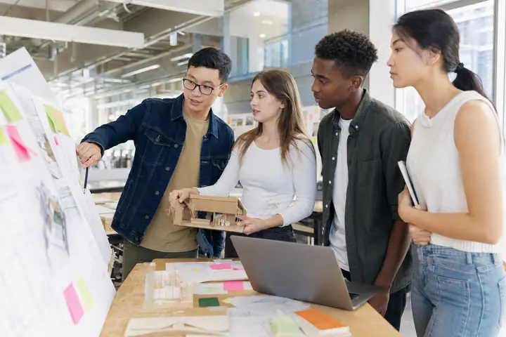 Studenten die samenwerken aan een toegepast project in een universitaire creatieruimte