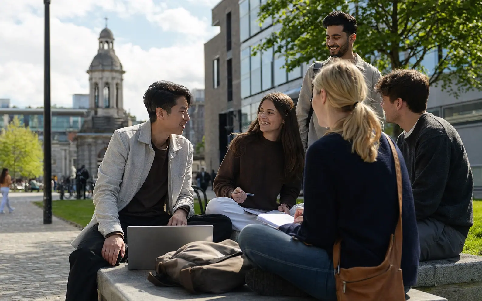 Studenten in een Business Gap Year in Ierland op een stadscampus