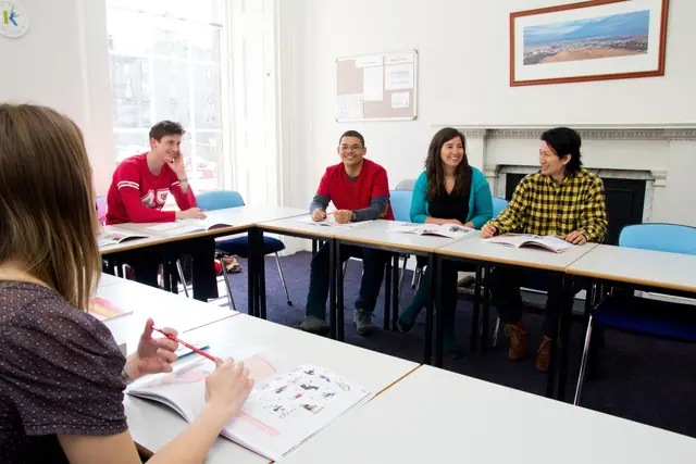 Studenten in de les-Taalschool Kaplan in Edinburgh