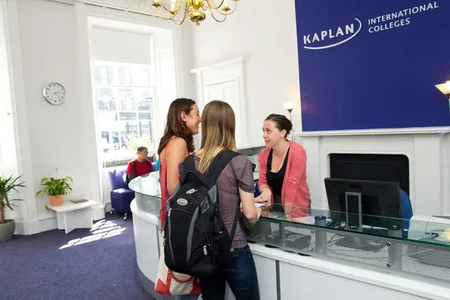 Empfang - Schule Kaplan in Edinburgh