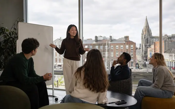 Sessie communicatie en leiderschap tussen studenten in Ierland