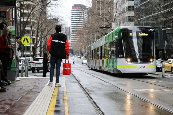 studenten die op de tram wachten