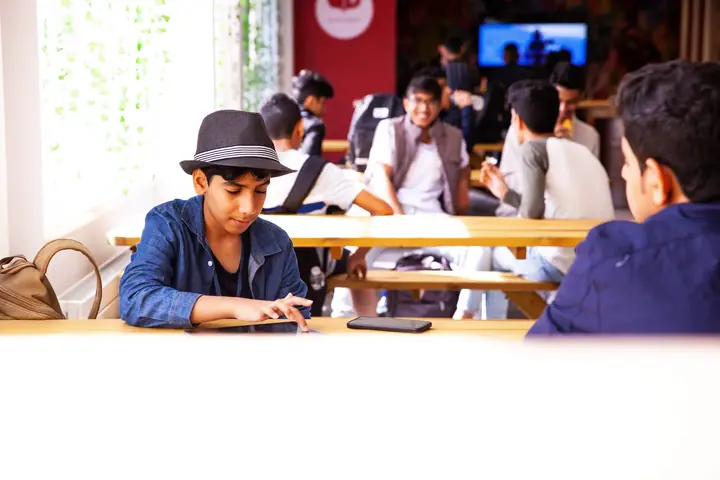 studente in caffetteria
