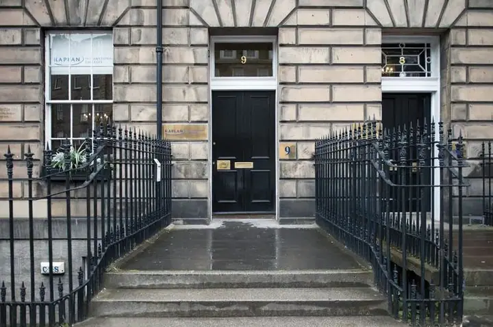 Eingang der Schule - Schule Kaplan in Edinburgh