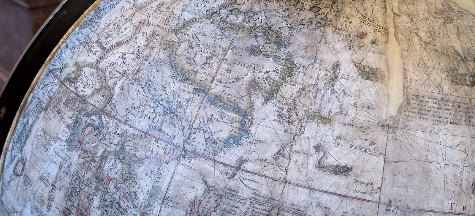 Antieke wereldbol, detail van een wereldkaart