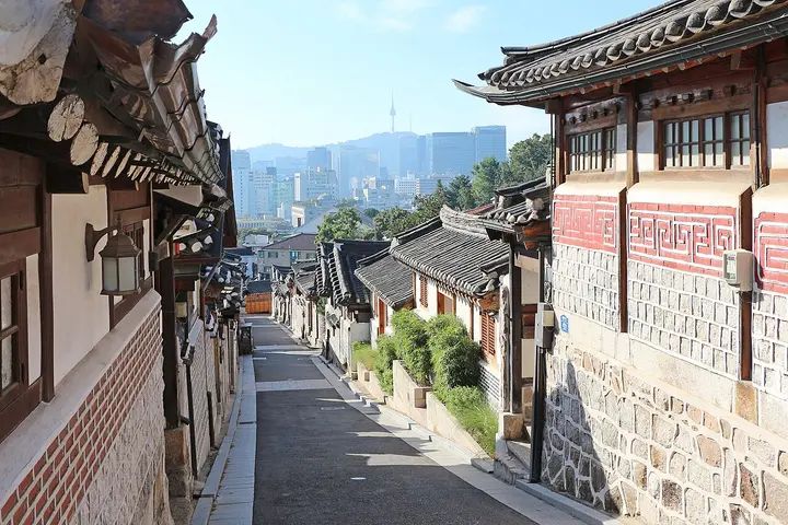 Case tradizionali hanok in una strada di Seul, con la N Seoul Tower sullo sfondo
