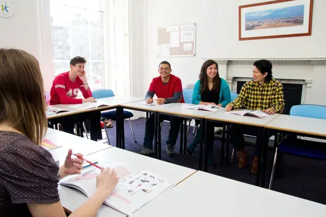 Studierende im Unterricht - Schule Kaplan in Edinburgh