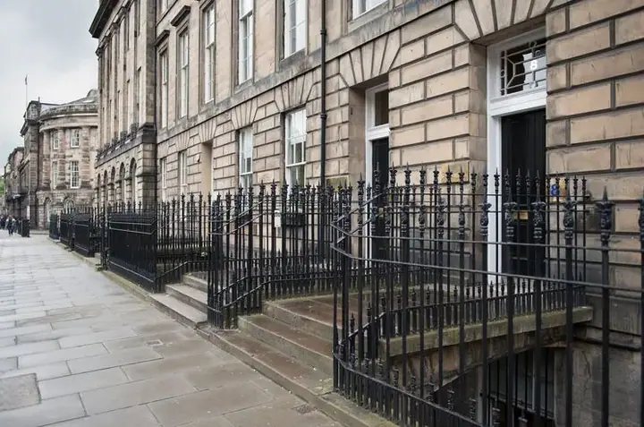 Schulgebäude - Schule Kaplan in Edinburgh