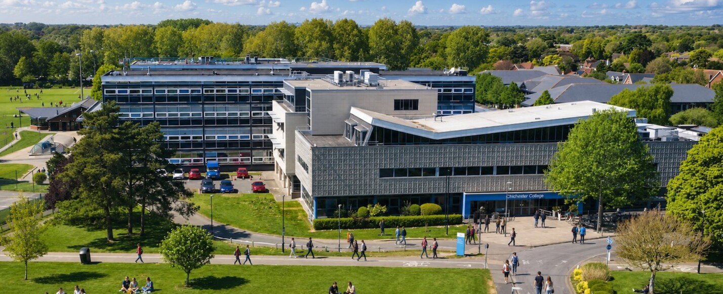Chichester College'da fen dersinde öğrenciler